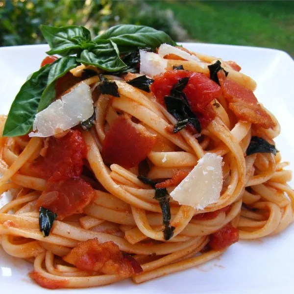 Linguine Met Tomaat En Spek Aan De Peper