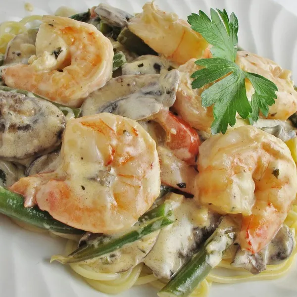 Linguini Met Garnalen En Champignons In Romige Kruiden- En Kaassaus