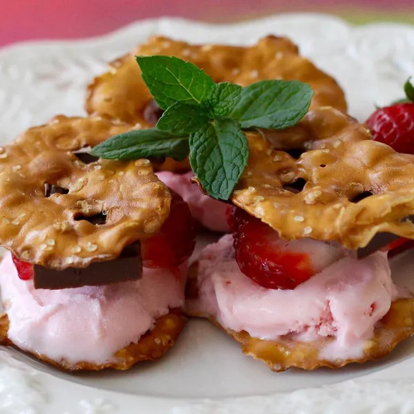 Mini Pretzel IJs Sandwiches