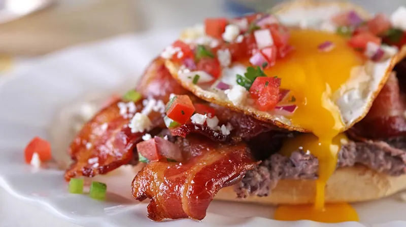Mollete Van Bacon Met Zwarte Bonen, Eieren En Verse Salsa