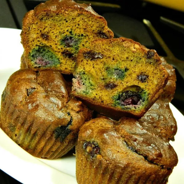 Chocolade muffins met pompoen, bosbessen en cashewnoten