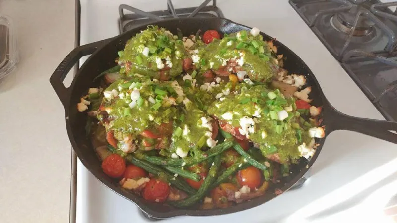Kipdijsen In Een Pan Met Pesto En Groenten