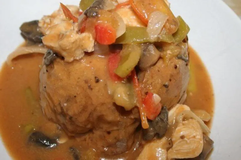 Pittige kippendijen in een slowcooker van Marcel