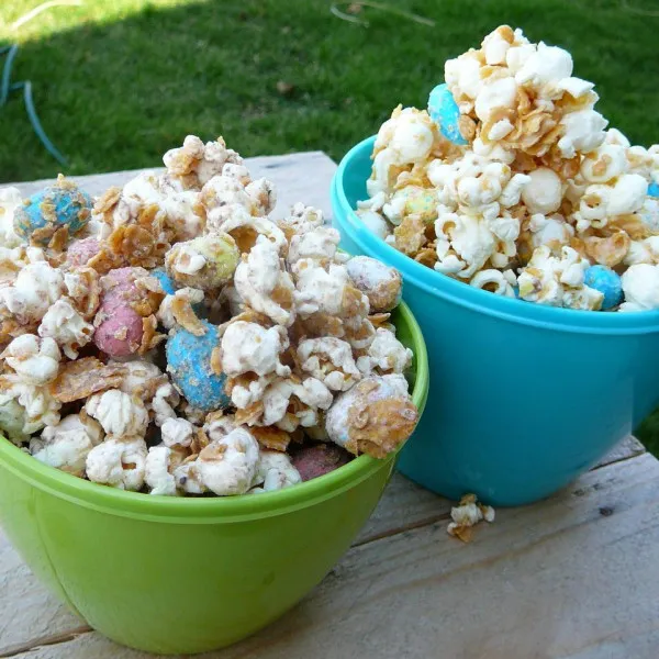 Malteer witte chocolade popcorn met roodborst eieren