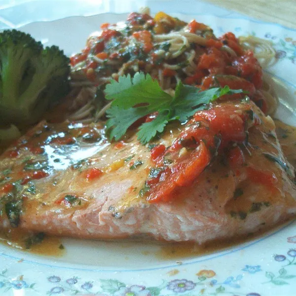 Pasta met rode paprika en zalm