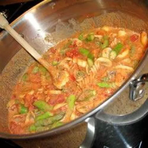 Pasta Met Simulatiesaus Van Romige Tomaat