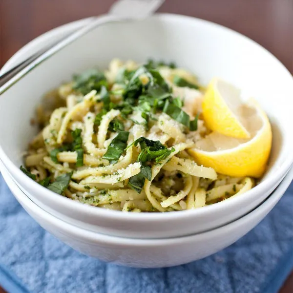 Romige Pasta Met Pesto En Amandelbries