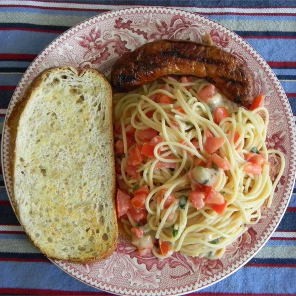 Zomerpasta Met Basilicum, Tomaat En Kaas