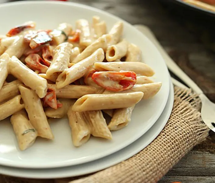 Romige Veganistische Knoflookpasta Met Geroosterde Tomaten