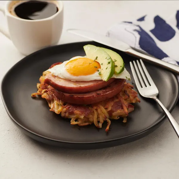 Aardappelpannenkoeken Met Spek, Hamsteak, Ei En Avocado Plakjes
