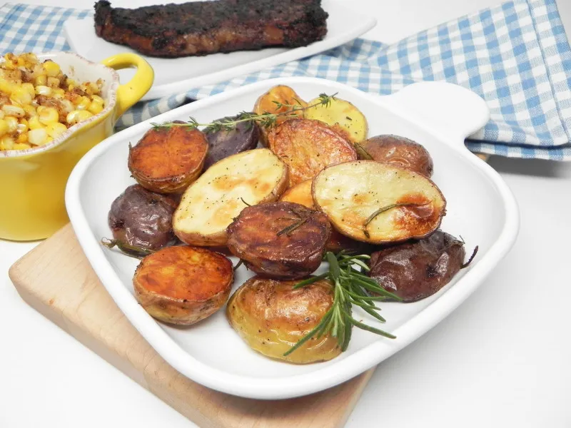 Geroosterde Baby Aardappelen Met Knoflook En Kruiden