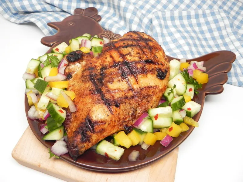 Gegrilde Kippenborst Met Komkommer- en Peper Saus