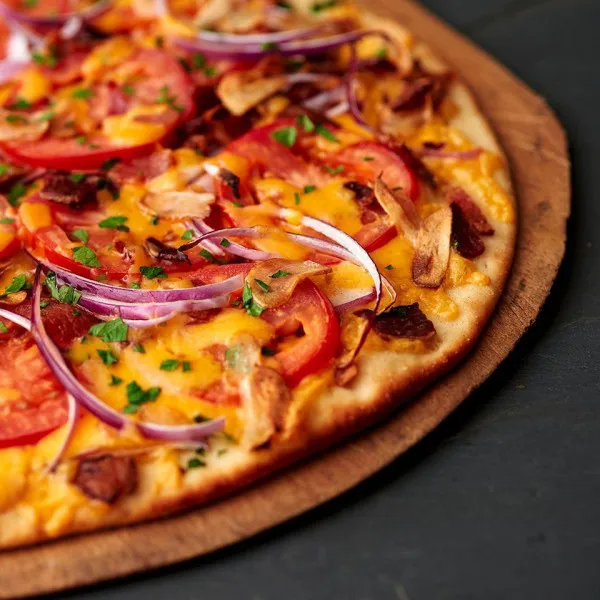 Pizza van koekdeeg met kaas