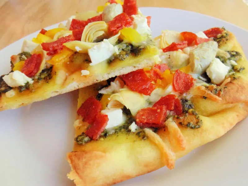 Naanbrood Pizza Met Artisjok, Pesto En Knoflook