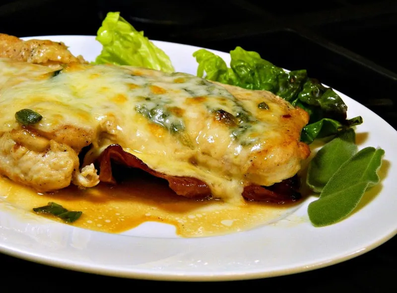 Kip Met Prosciutto, Salie En Fontina Kaas