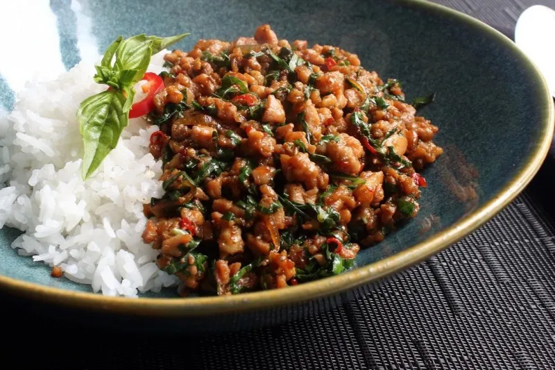 Pittige Thaise Kip met Basilicum (Pad Krapow Gai)