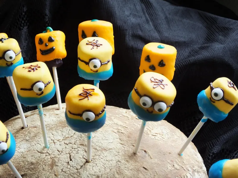 Minions Marshmallow Pops