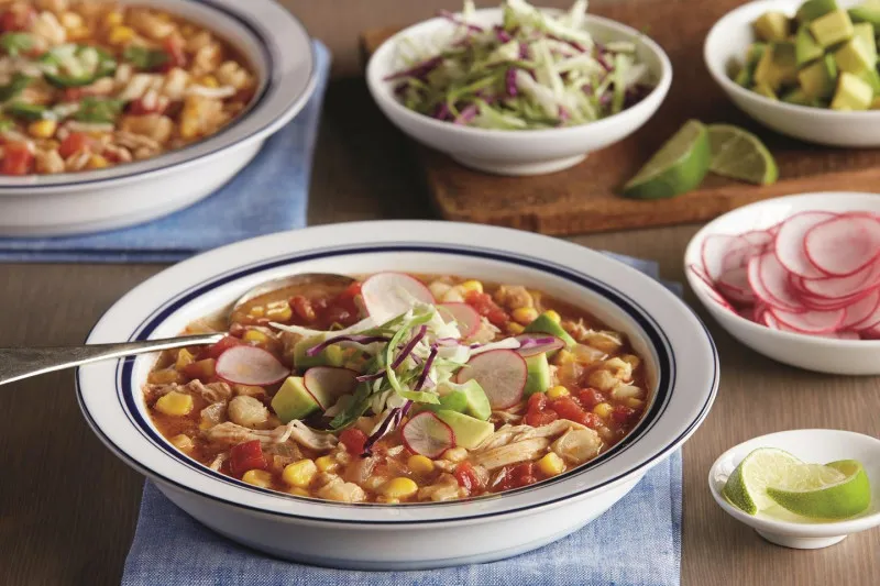Posole De Pollo Met Twee Maïskolven