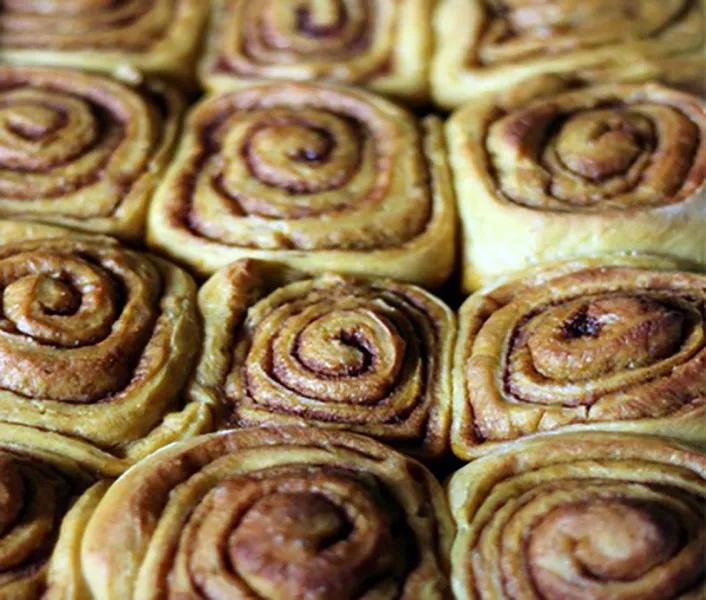 Pompoen- en Kaneelrolletjes met Roomkaasglazuur