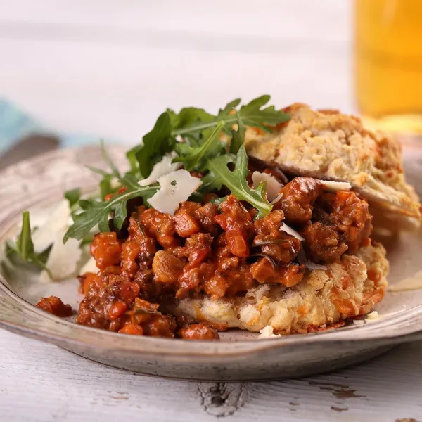Varkensworst Bolognese met Cheddar Biscuit