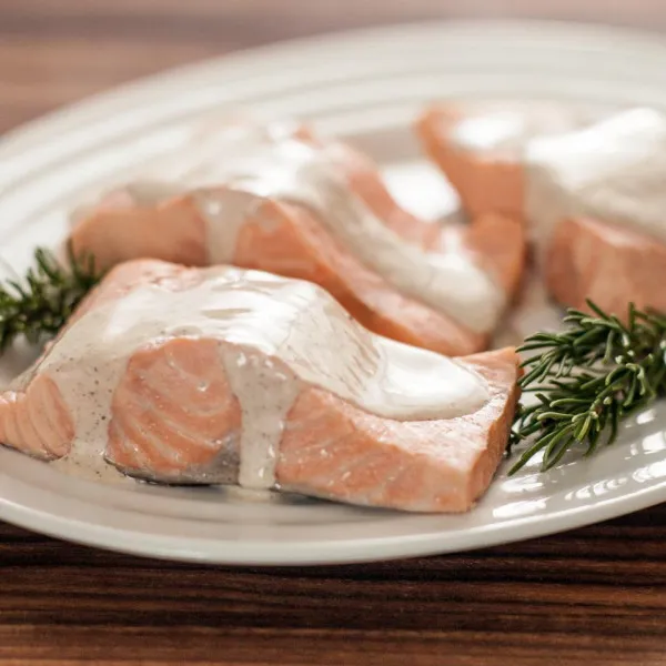 Zacht Gekookte Zalm met Rozemarijn en Kruidige Roomsaus