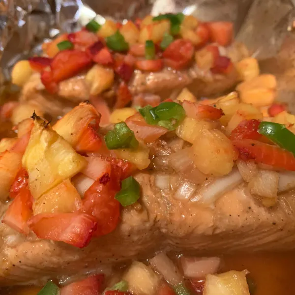 Gegrilde Hawaïaanse Zalm Met Ananas- en Aardbeien Salsa