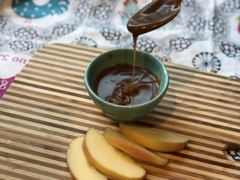 Eenvoudige Veganistische Karamelsaus Van 3 Ingrediënten
