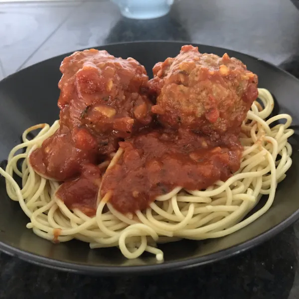 Italiaanse spaghetti-saus met gehaktballen