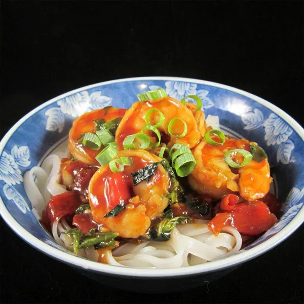 Garnalenroerbak met Bok Choy, Gehakte Tomaten en Rijstnoedels