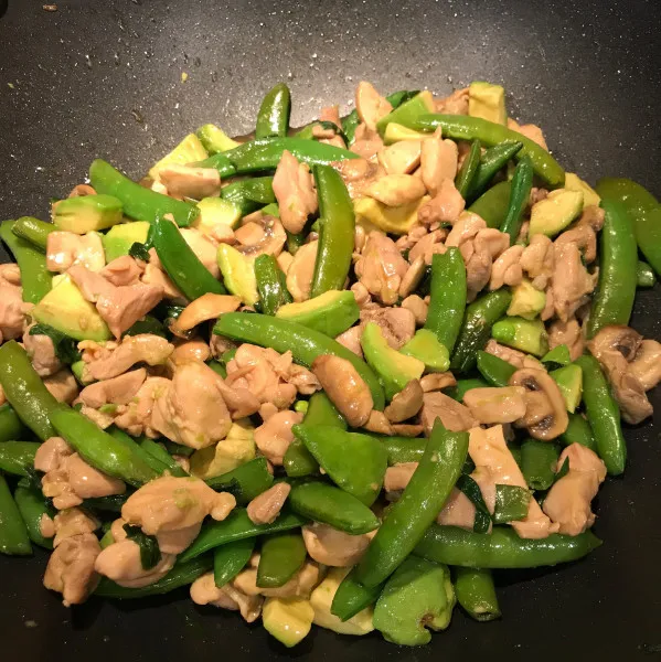 Kip roerbak met avocado