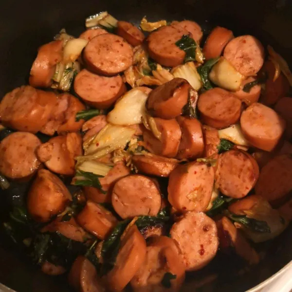 Roerbak Met Worst En Bok Choy