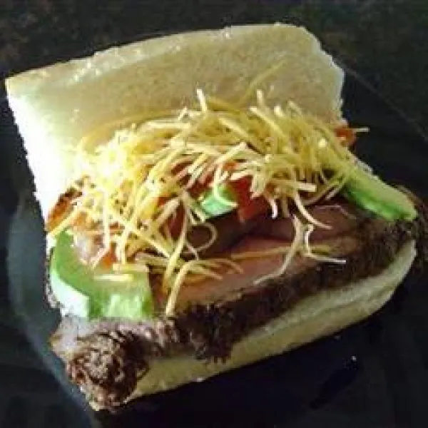 Sandwich van gegrilde steak met wortelsalade