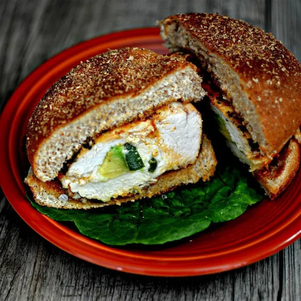 Pittige gegrilde gevulde kipfilet sandwich