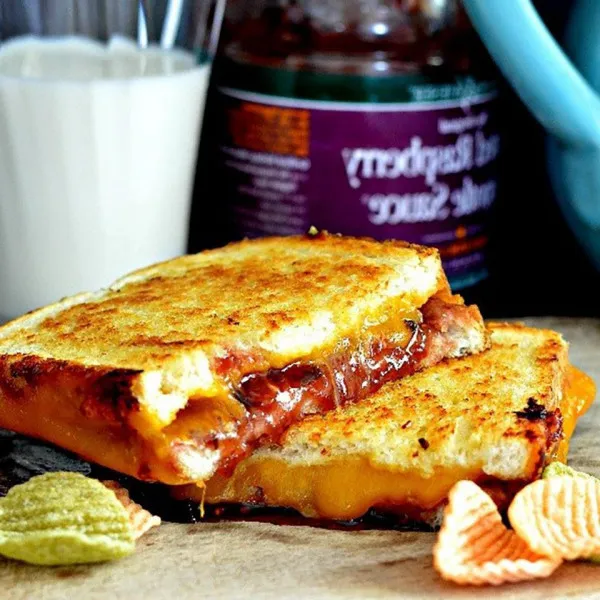 Gegrilde Kaas Sandwich Met Chipotle En Geroosterde Frambozen Op Zuurdesemdeeg
