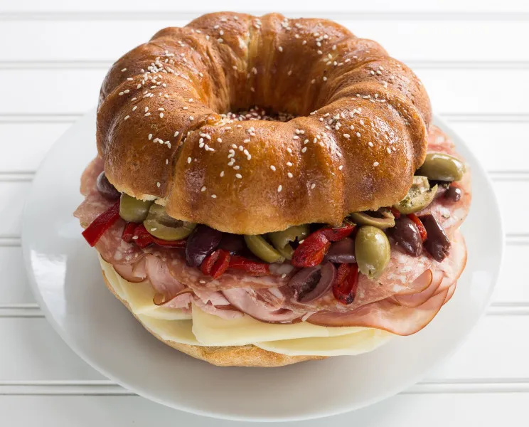Gigantische Bundt® Muffuletta Sandwich