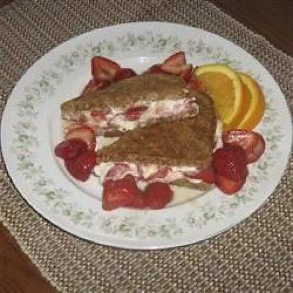 Ontbijt Sandwiches Met Roomkaas En Geroosterde Aardbeien