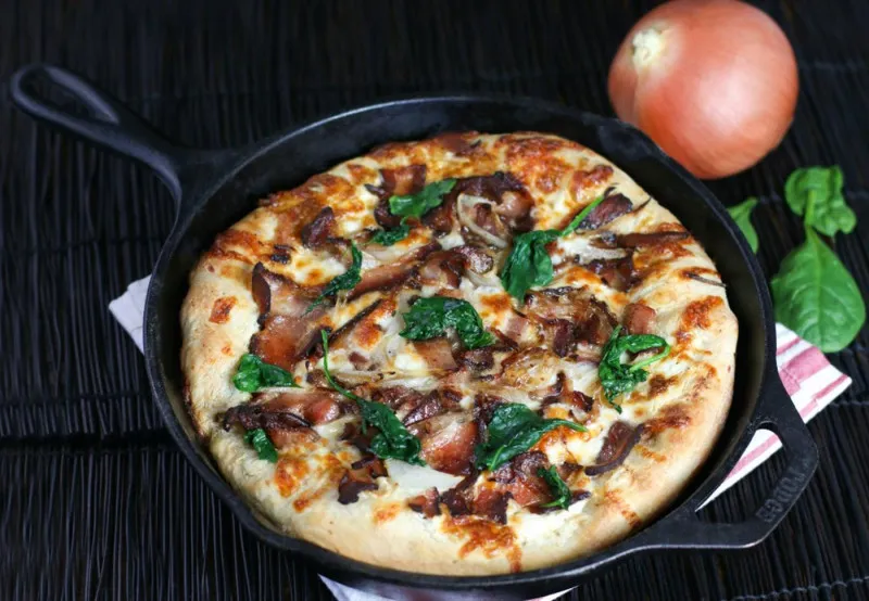 Ontbijtpizza in de pan