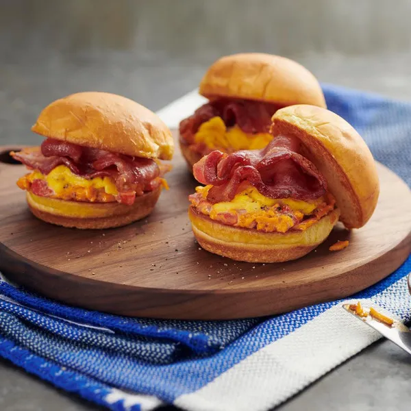 Ontbijt Sliders Met Spek, Ei En Paprika Kaas
