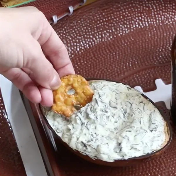 Snack Factory® Pretzel Crisps® met Romige Spinaziedip