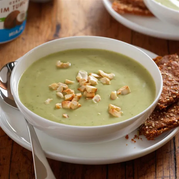 Avocado En Geroosterde Knoflooksoep Met Yoghurtsnacks En Kruiden