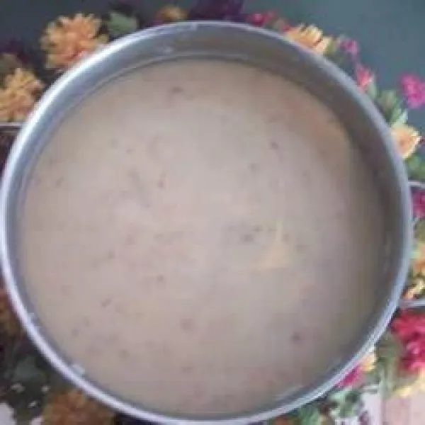 Eenvoudige aardappelsoep met spek en kaas