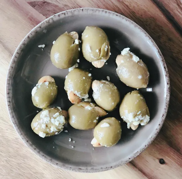 Spaanse gevulde olijven tapas met feta kaas