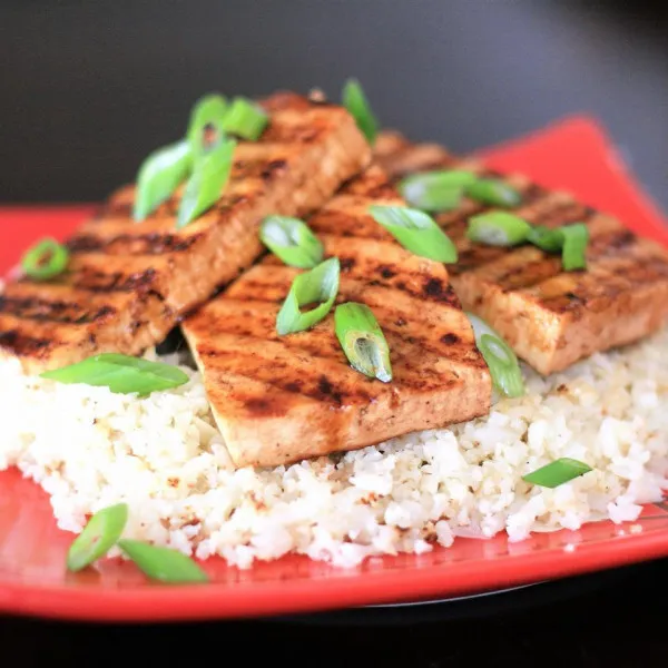 Gegrilde Tofu Teriyaki Met Geroosterde Bloemkoolrijst