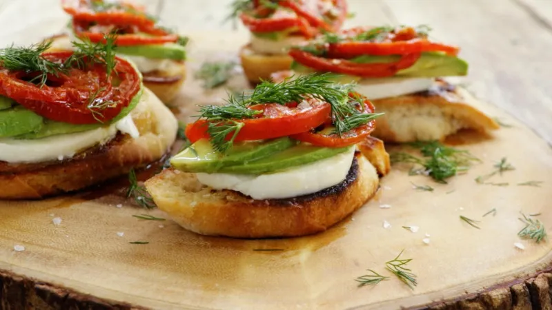 Geroosterde Tomaten, Avocado En Verse Mozzarella Crostini