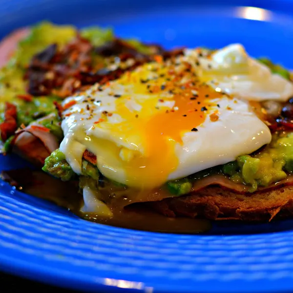 Avocado Toast Met Knapperige Spekjes