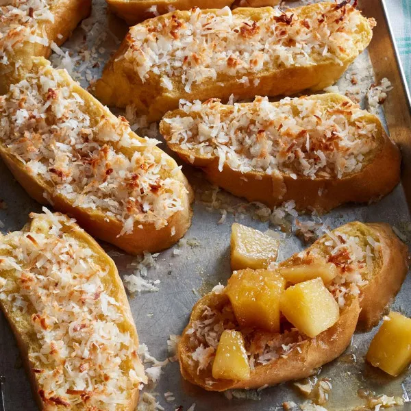 Coconut French Toast uit de Oven met Ananas en Rum Saus