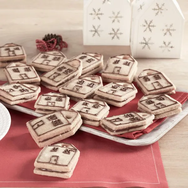Versierde Zoete Broodstukken Met Nutella® Om Te Smeren Met Hazelnoten
