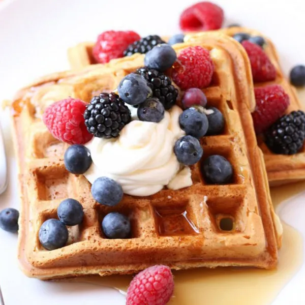 Luchtige Wafels Met Zure Room