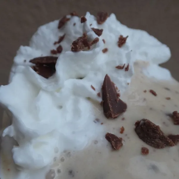 Yoghurt IJs Van Pindakaas En Banaan Met Chocoladestukjes