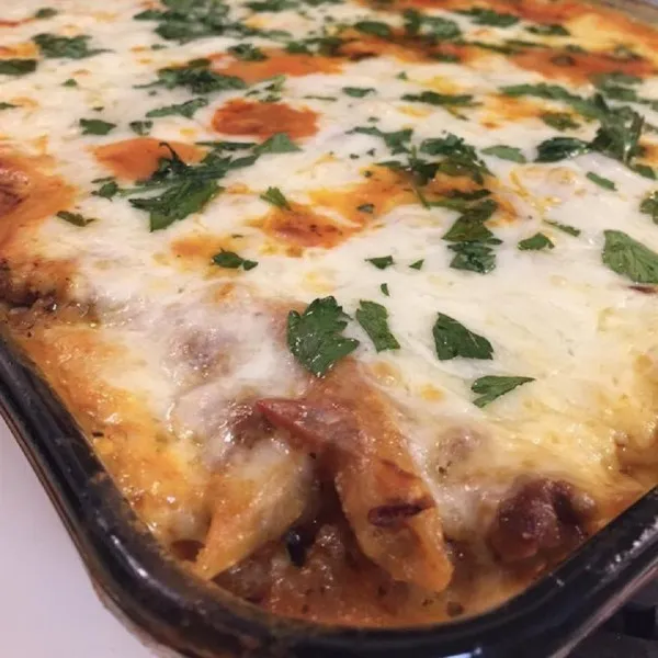 Ziti met tomatensaus en gehaktballen